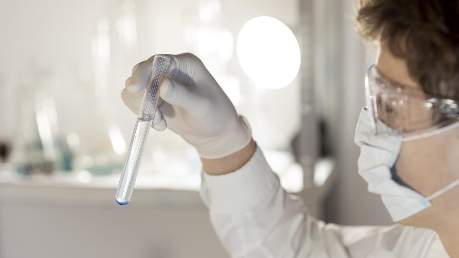 Técnico tomando una muestra de agua para análisis de Legionella en piscina